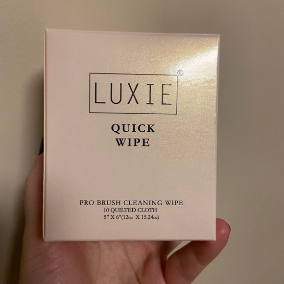 Luxie Quick Wipe Pro Brush Cleaning Wipes - Picture 3 of 7